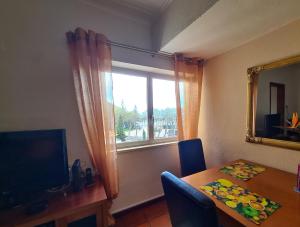 TV a/nebo společenská místnost v ubytování Machico Beach Comfort