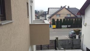 - un balcon offrant une vue sur la rue dans l'établissement Apartament Mario, à Rădăuţi