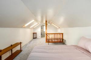 Tempat tidur dalam kamar di Northwood Cabin