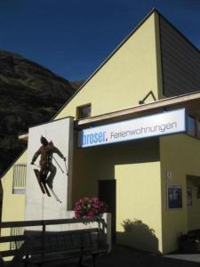 Un edificio con la foto di un uomo sul lato. di Ferienwohnungen Broser a Obergurgl