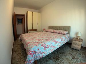 um pequeno quarto com uma cama e uma mesa de cabeceira em Il Canto degli Uccelli em Roccamorice