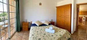 um quarto com uma cama com um urso de peluche em risveglio sull oceano wifi-parking-free em La Listada
