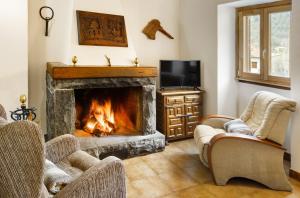 a living room with a fireplace and a tv at Casa Rural Francisco Mayo in Isaba