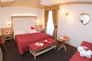 En eller flere senger på et rom på Cavallino Lovely Hotel