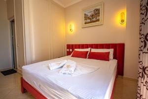 1 dormitorio con 1 cama con 2 toallas en Hotel Vila Misiri, en Durrës