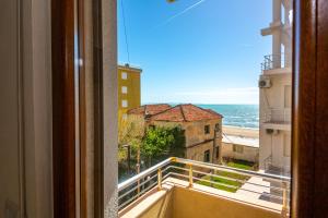 una finestra con vista sull'oceano da un edificio di Hotel Vila Misiri a Durrës