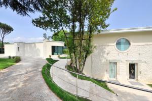 una casa con un árbol delante de ella en Suite Testani, en Frosinone