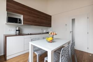 Kuchyňa alebo kuchynka v ubytovaní Prague Tales Boutique Residence by Dwellfort