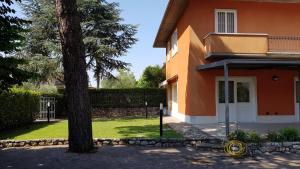 a house with a tree in front of it at Casa Marì in Garda