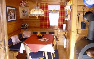 una sala da pranzo con tavolo in una cabina di Ferienhaus Nr 5, Typ A, Feriendorf Jägerpark, Bayerischer Wald a Viechtach