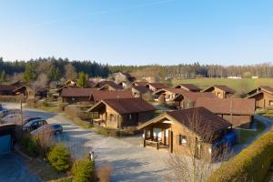 uma vista aérea de uma aldeia com casas de madeira em Ferienhaus Nr 5, Typ A, Feriendorf Jägerpark, Bayerischer Wald em Viechtach