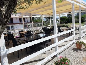 A restaurant or other place to eat at Un passo dal mare - Guest House
