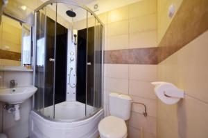 Kúpeľňa v ubytovaní Pirat Hotel & SPA-hotel z basenem