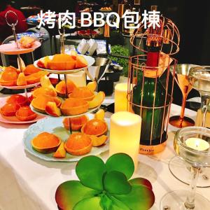 a table with plates of oranges and a clover on it at 巴黎Villa B館6-12人包棟K歌BBQ寵物友善 in Luodong