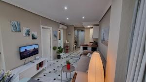 Televízia a/alebo spoločenská miestnosť v ubytovaní Super Holiday Lubina Sol Mijas Beachfront