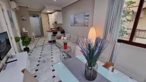 Televízia a/alebo spoločenská miestnosť v ubytovaní Super Holiday Lubina Sol Mijas Beachfront