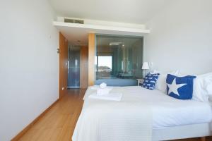 Ένα ή περισσότερα κρεβάτια σε δωμάτιο στο La Scala Sea Views +33 φωτογραφίες