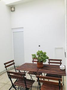 アヴェイロにあるCasa Claraの木製テーブル(椅子2脚付)と鉢植え