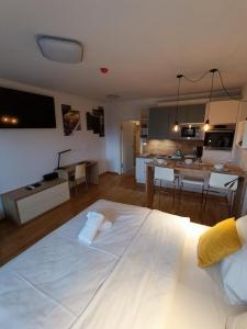 1 cama blanca grande en una habitación con cocina en Bed & Breakfast REZIDENCA PIPANOVA, en Liubliana