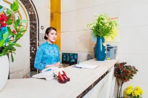 Členové personálu v ubytování Gia Huy Hotel