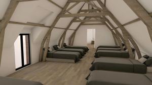 een kamer met een rij bedden in een kamer bij Hoeve Ten Rooden Duifhuize in Sint-Denijs