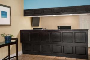 a large black bar in a waiting room at Super 8 by Wyndham Gulfport Biloxi Airport in Gulfport