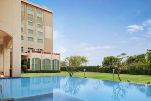 Bazén v ubytování Ramada by Wyndham Jaipur Jaisinghpura nebo v jeho okolí