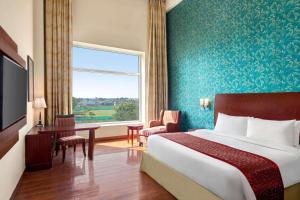 Postel nebo postele na pokoji v ubytování Ramada by Wyndham Jaipur Jaisinghpura