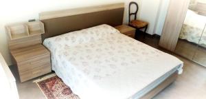 1 dormitorio pequeño con 1 cama con sábanas blancas en My Holidays - Trezzone en Gera Lario