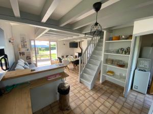 une cuisine avec un escalier et un salon dans l'établissement Maison familiale, à Soorts-Hossegor