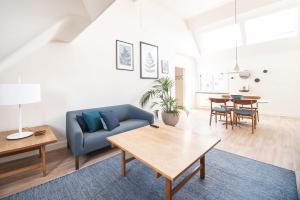a living room with a blue couch and a table at Baenk designhideaway in Nieuwpoort