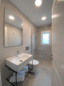 A bathroom at Amber Boutique Hotel