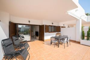 un patio con mesa y sillas en una casa en Babilonia, en San Juan de los Terreros