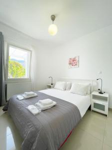 Giường trong phòng chung tại Bright & Cozy Home, 5 mins to Andros Town
