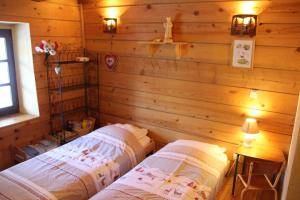 Postel nebo postele na pokoji v ubytování chalet Saint Joseph au coeur du massif de la Chartreuse !