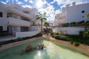 Bazén v ubytovaní Apartment Aguacate alebo v jeho blízkosti