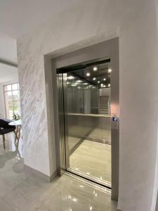 un pasillo con una puerta de cristal en un edificio en Pansion Maglica, en Međugorje