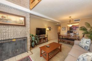 ein Wohnzimmer mit Kamin und Fernseher in der Unterkunft 507G Two Bedroom One Bath in Oakland