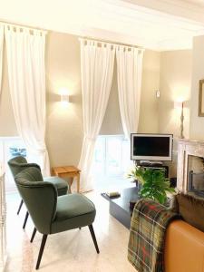 TV a/nebo společenská místnost v ubytování Lisbon Cottage Principe Real