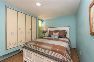 Schlafzimmer mit einem Bett und blauen Wänden in der Unterkunft 507G Two Bedroom One Bath in Oakland + 20 Fotos