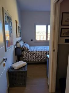ein kleines Zimmer mit 2 Betten und einem Fenster in der Unterkunft RICOMINCIO DA ME in Neapel