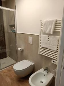 ein Bad mit einem WC, einem Waschbecken und einer Dusche in der Unterkunft RICOMINCIO DA ME in Neapel
