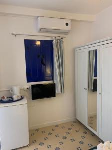 cocina con armario azul y suelo en Antilla Riad, en La Antilla