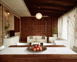 - une table avec une assiette de fruits dans une pièce dans l'établissement Soul House, à Civitanova Marche