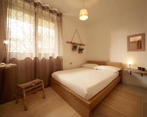 - une petite chambre avec un lit et une fenêtre dans l'établissement Soul House, à Civitanova Marche