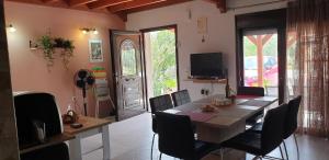 een eetkamer met een tafel en stoelen en een televisie bij Stergios villa in Kolimbia