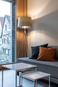 ein Wohnzimmer mit einem Sofa und einem Tisch in der Unterkunft WEST Apartments in Schorndorf