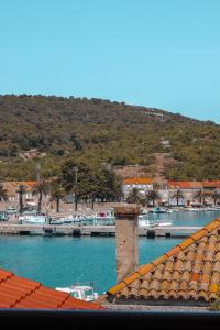 uma vista para uma marina com barcos na água em Pomalo Inn em Vis