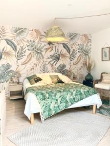 1 dormitorio con 1 cama y papel pintado con motivos florales en La Villa Tosca, en Callas
