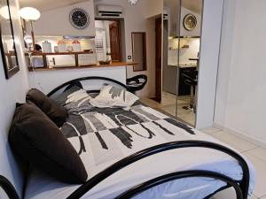 um quarto com uma cama num quarto em REDHOUSE Studio Zen em Roques Sur Garonne